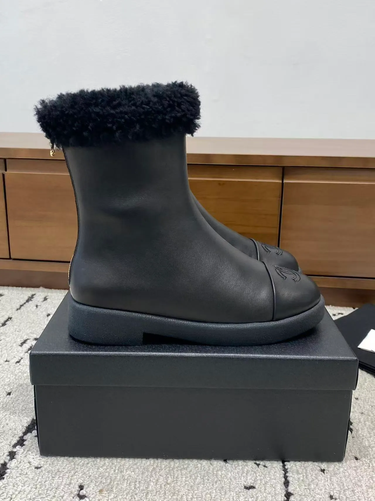 👟👟Ex-factory price 700👟👟 🍀Chanel 2025 autumn and winter furry snow boots. Chanel new autumn and winter genuine wool slippers and boots. Xiaoxiang’s 2025 autumn and winter most beautiful snow boots. Classic, beautiful and warm snow boots❤️Super warm! It's enough to have it this winter, it's really beautiful and fairy~ Materials and craftsmanship: The upper is made of custom sheepskin/wool/sheepskin, and the inner pads are all made of wool. It feels very soft and comfortable! The sole is the original TPU outsole Size: 35-39 (40.41 customized, non-refundable)